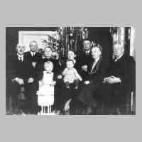 050-0046 Weihnachten 1935 bei der Familie John, mit den Grosseltern John und Schwarz, hinten links Kurt Schwarz mit Kindern Jutta und Harald.JPG